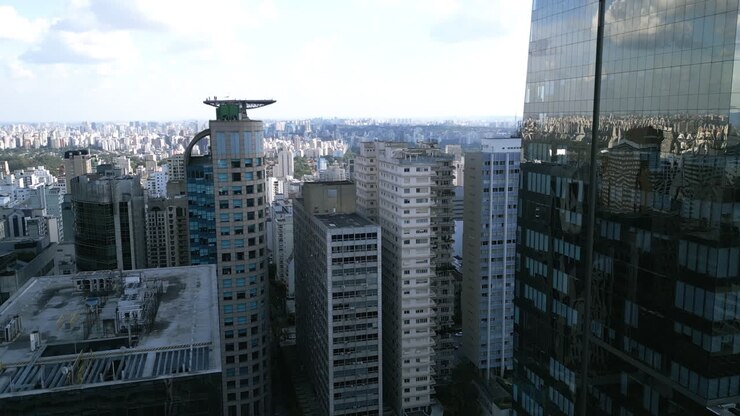 Panorámica aérea lenta entre los rascacielos de São Paulo, Brasil