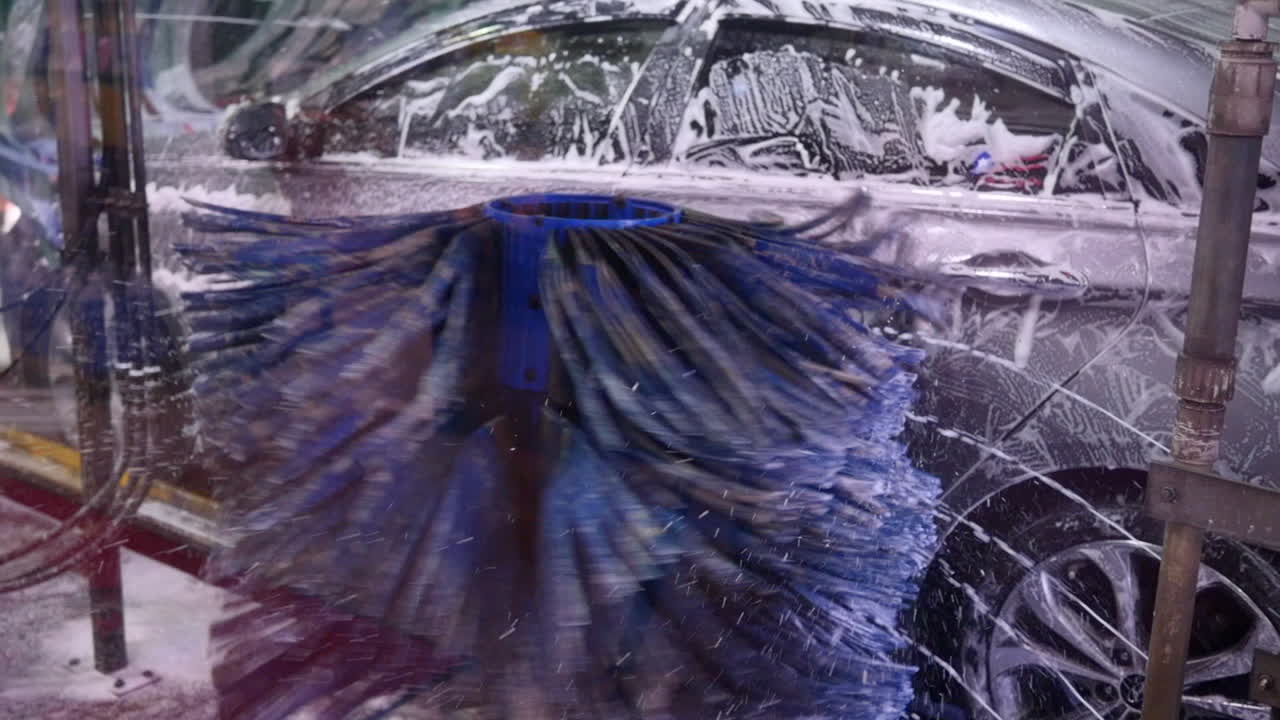 자동 세차장을 통과하는 자동차