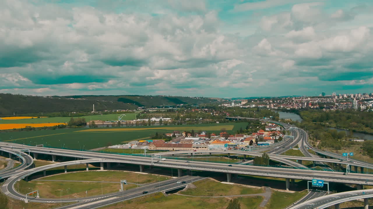 구름다리와 교차로가 있는 프라하 외부 교차로의 조감도