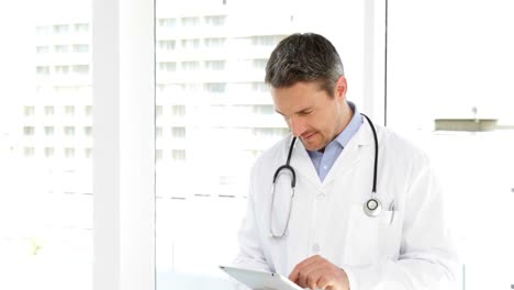 médico que utiliza una tableta