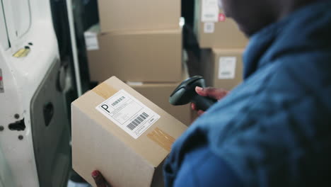 conductor de entrega escaneando un paquete