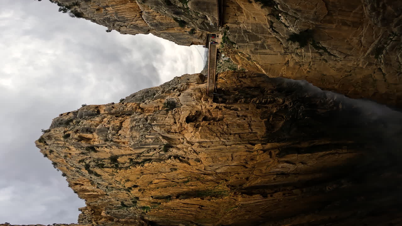 toma vertical de 4k del puente viejo y la mina de montaña en royal trail en gorge chorro, provincia de málaga, españa