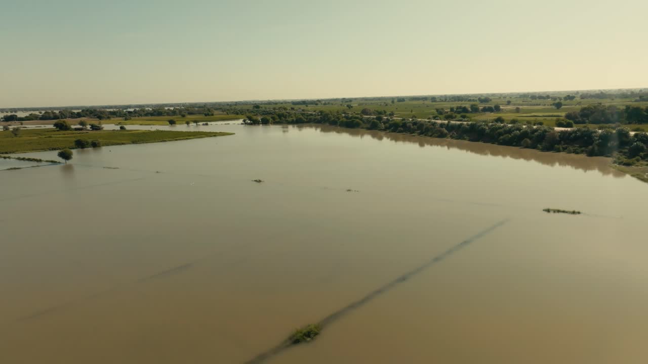 Droneflyvning over oversvømmet landbrugsmark i Punjab, Pakistan i dagslys på grund af oversvømmelse