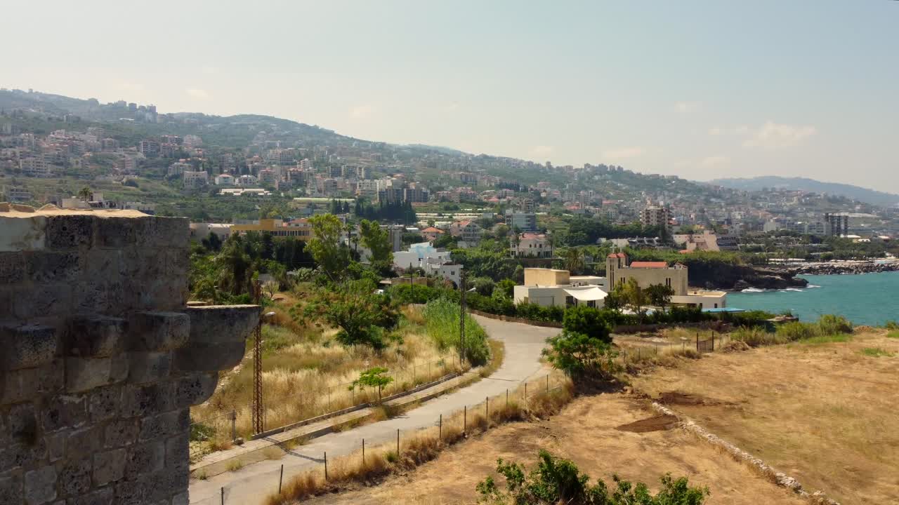 panorama de la ciudad de fidar en el distrito de byblos, líbano desde el punto de vista de la fortaleza cruzada de fidar