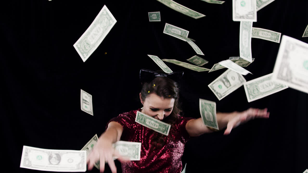 Donna affascinante che balla tra banconote, slow motion, photobooth per feste