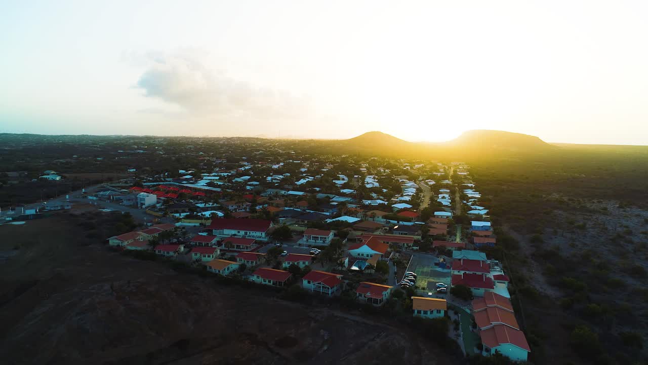 pueblo histórico de santa catharina al atardecer, una luz amarilla brillante se extiende por las casas