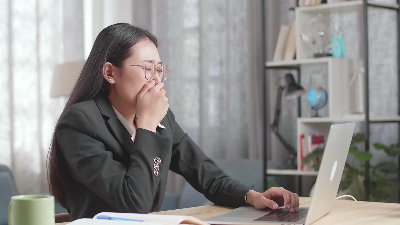 책상 에서 잠을 자고 있는 피곤 한 사업가