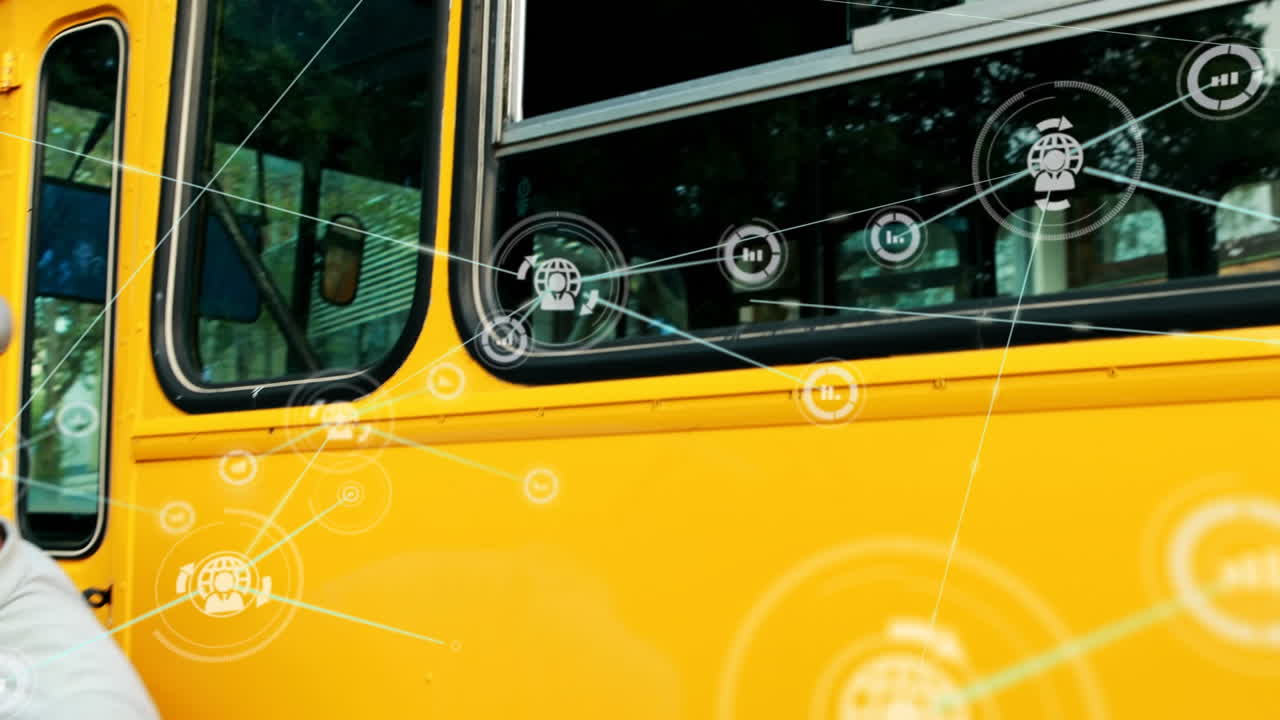 스마트폰으로 대화하는 백인 남성 버스 운전자에 대한 연결 네트워크의 애니메이션