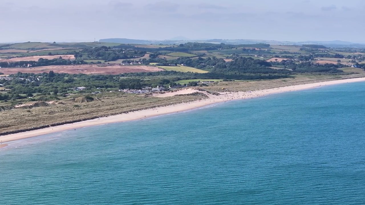 Vista aérea panorámica de la playa de Curracloe y el mar irlandés turquesa en un día de verano perfecto en Irlanda.