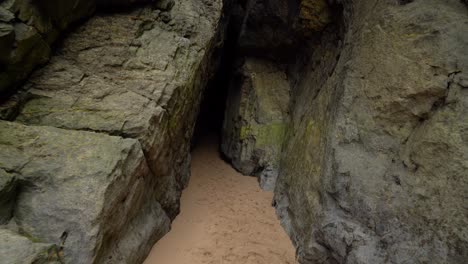 Schmaler-Pfad,-Der-Tief-In-Den-Berg-Gruta-Da-Adraga-Führt