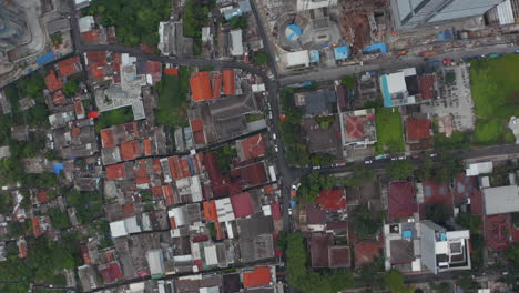 Vista-Aérea-De-Pájaros-Vista-De-Arriba-Hacia-Abajo-De-Los-Tejados-En-El-Barrio-Residencial-Urbano-De-Yakarta,-Indonesia