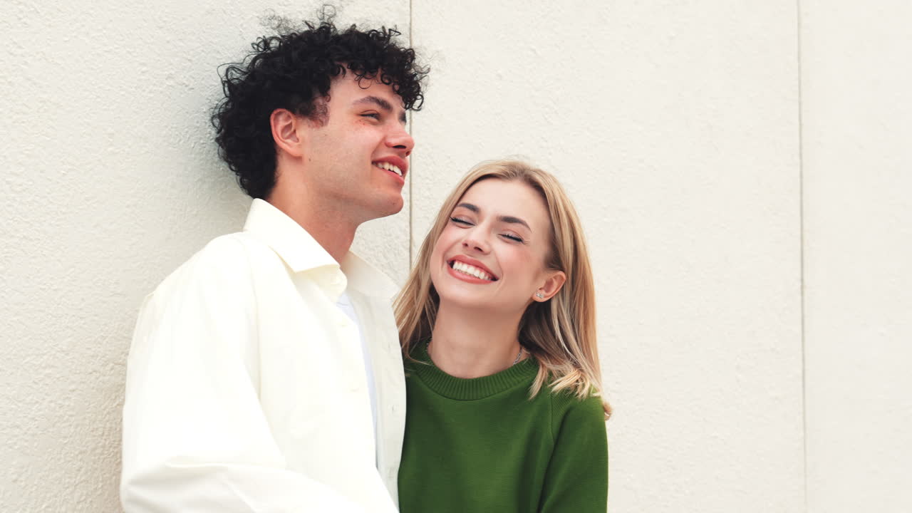 행복한 커플이 야외에서 안고 있습니다.