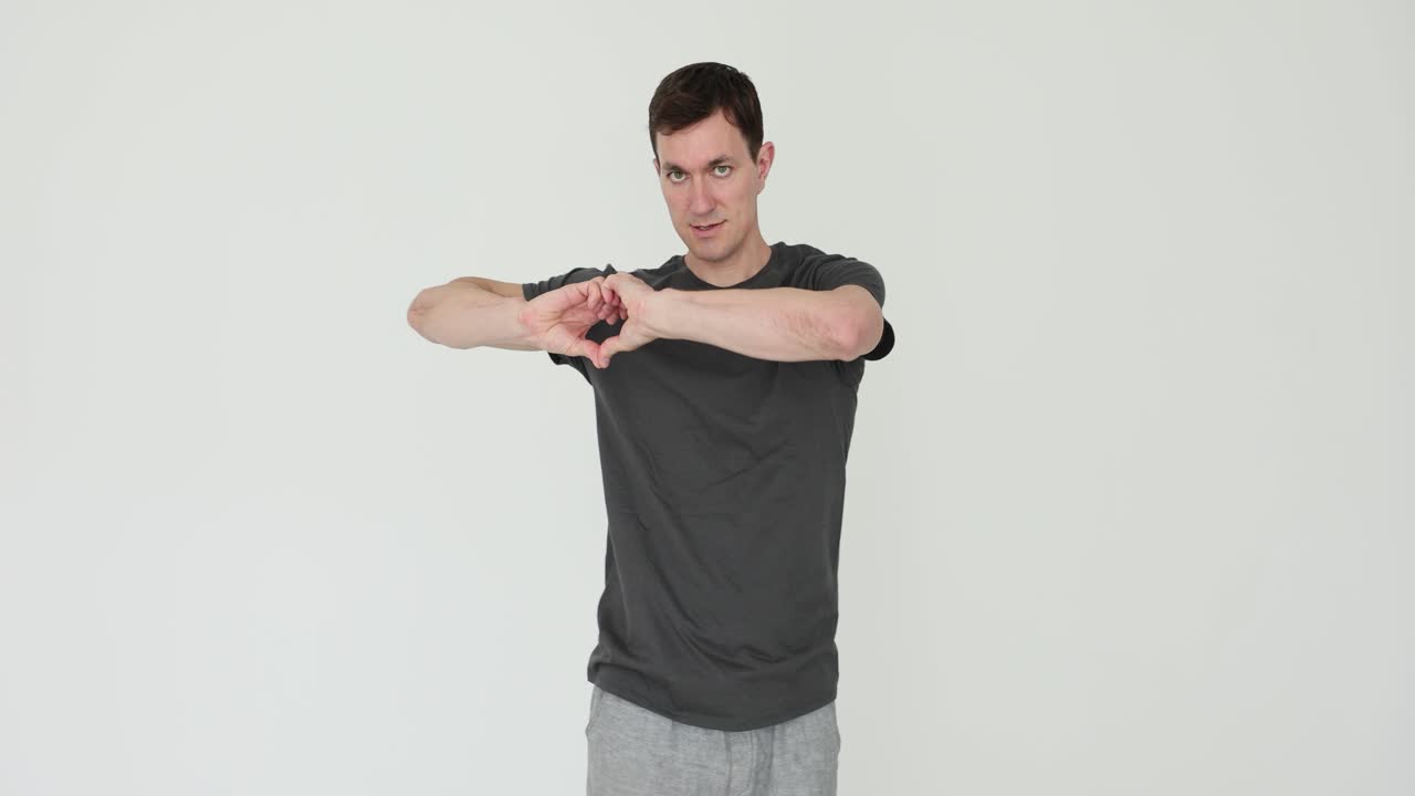 hombre haciendo forma de corazón con las manos