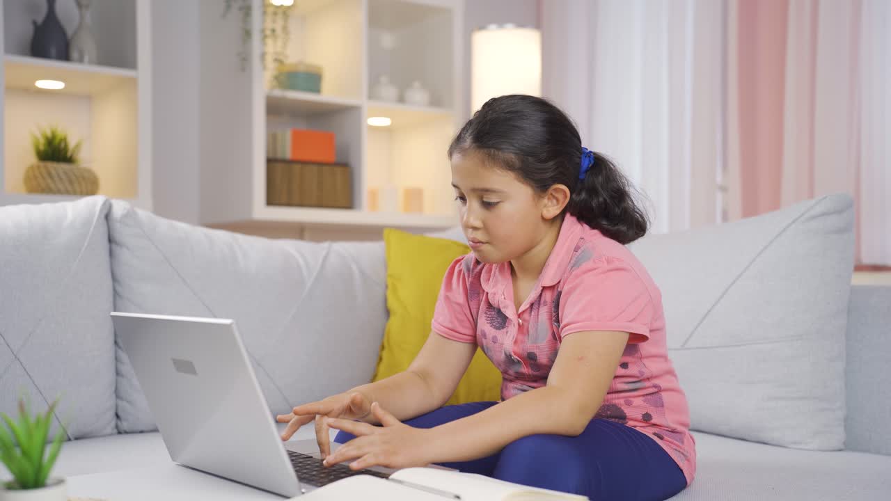 niña haciendo dinero firmando con sus manos.