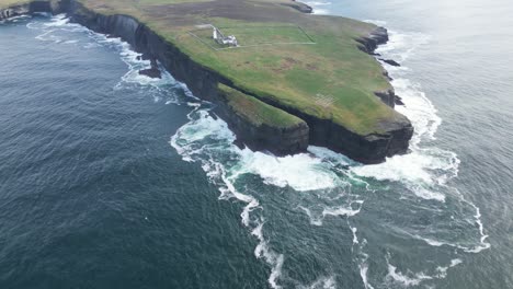 Loophead-O-Loop-Head,-Punto-De-Referencia-Irlandés-Con-Faro,-Irlanda