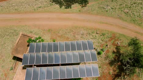 Cerrar-Los-Paneles-De-La-Estación-De-Energía-Solar-En-Fila-En-Los-Campos-Energía-Verde-Al-Atardecer-Paisaje-Ecología-Eléctrica-Innovación-Naturaleza-Medio-Ambiente-Cámara-Lenta