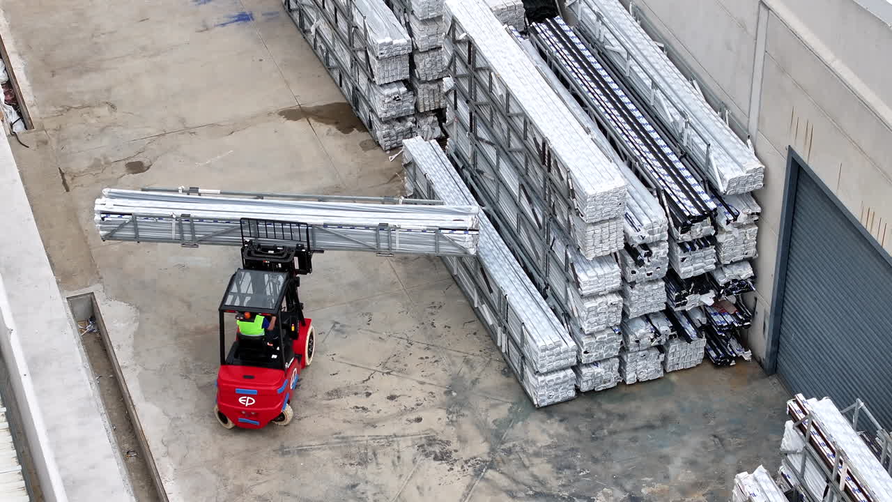 포크리프트는 생산 시설에서 pvc 프레임을 이동합니다.