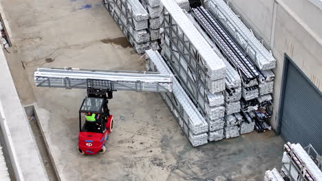 elevador de horquilla que mueve marcos de pvc en las instalaciones de producción