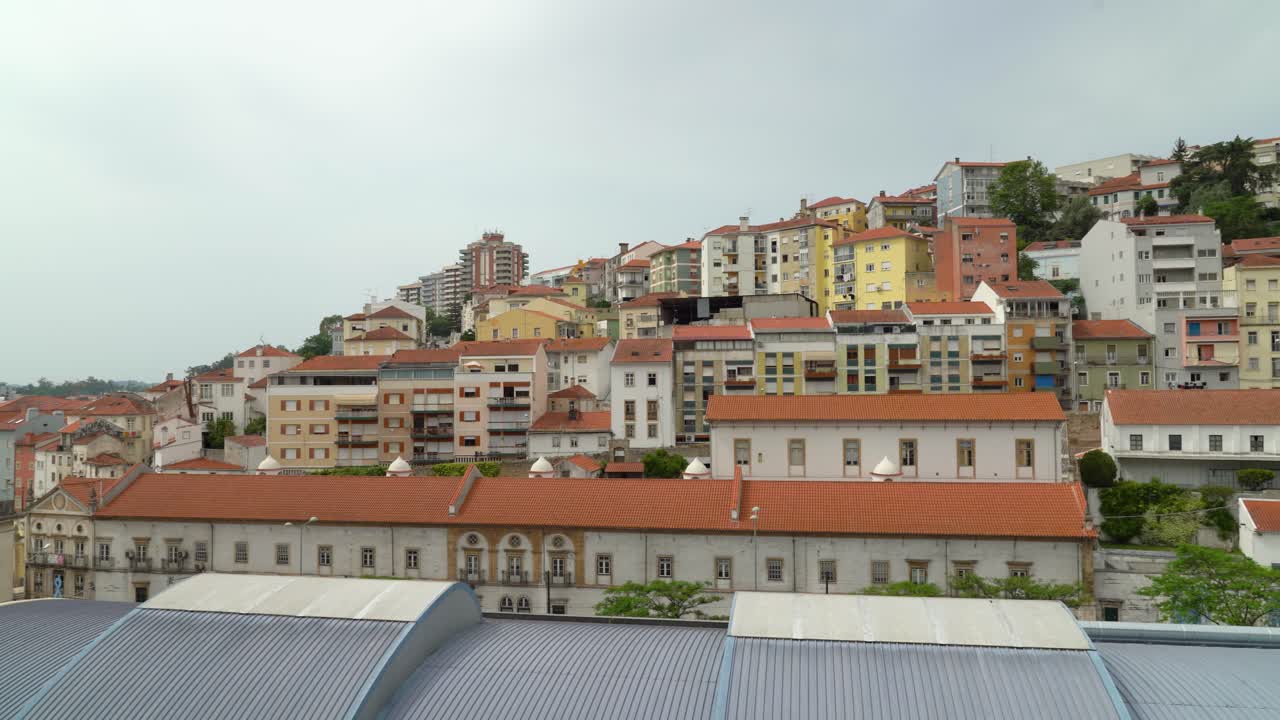 Imagem Panorâmica de Belas e Coloridas Casas Tradicionais de Portugal em Coimbra