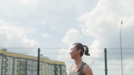 Vista-De-Cerca-De-Una-Mujer-Asiática-Golpeando-Una-Pelota-De-Voleibol