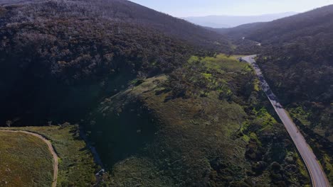 el camino alpino de kosciuszko en las montañas nevadas de nueva gales del sur, australia