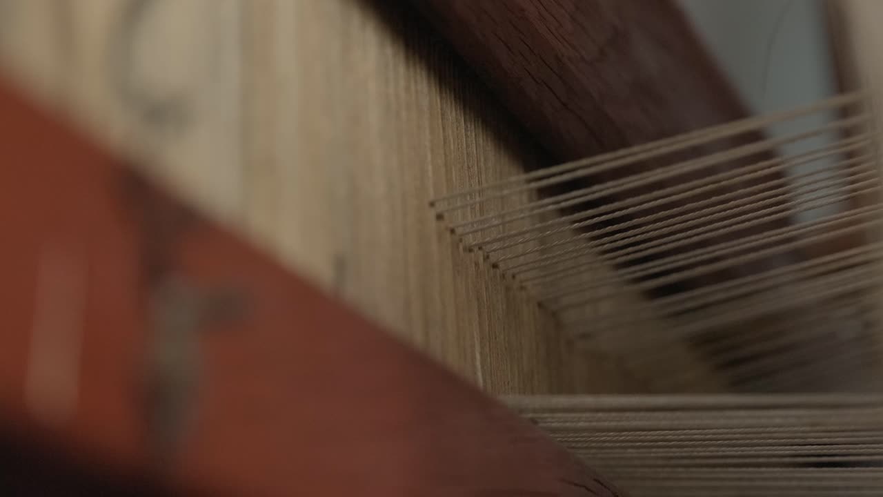 el tejedor hace tela en el telar étnico