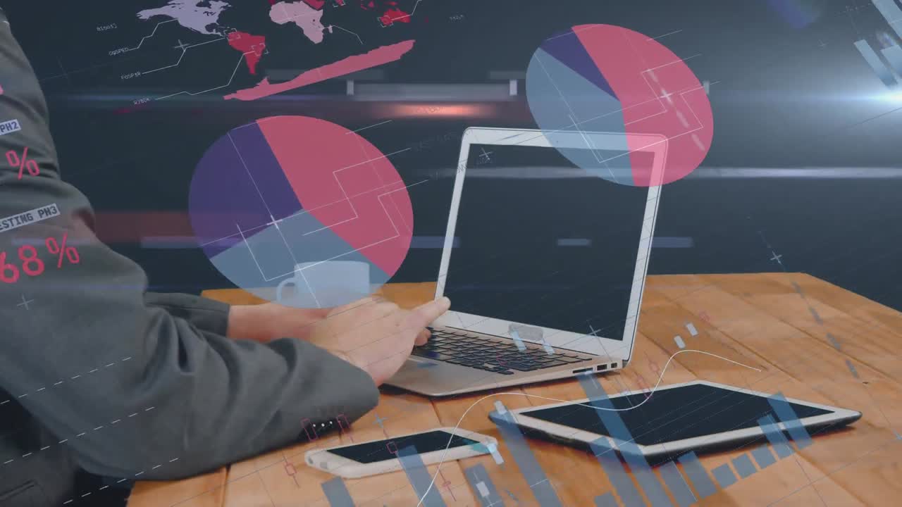 hombre de negocios con diferentes aparatos y diferentes gráficos