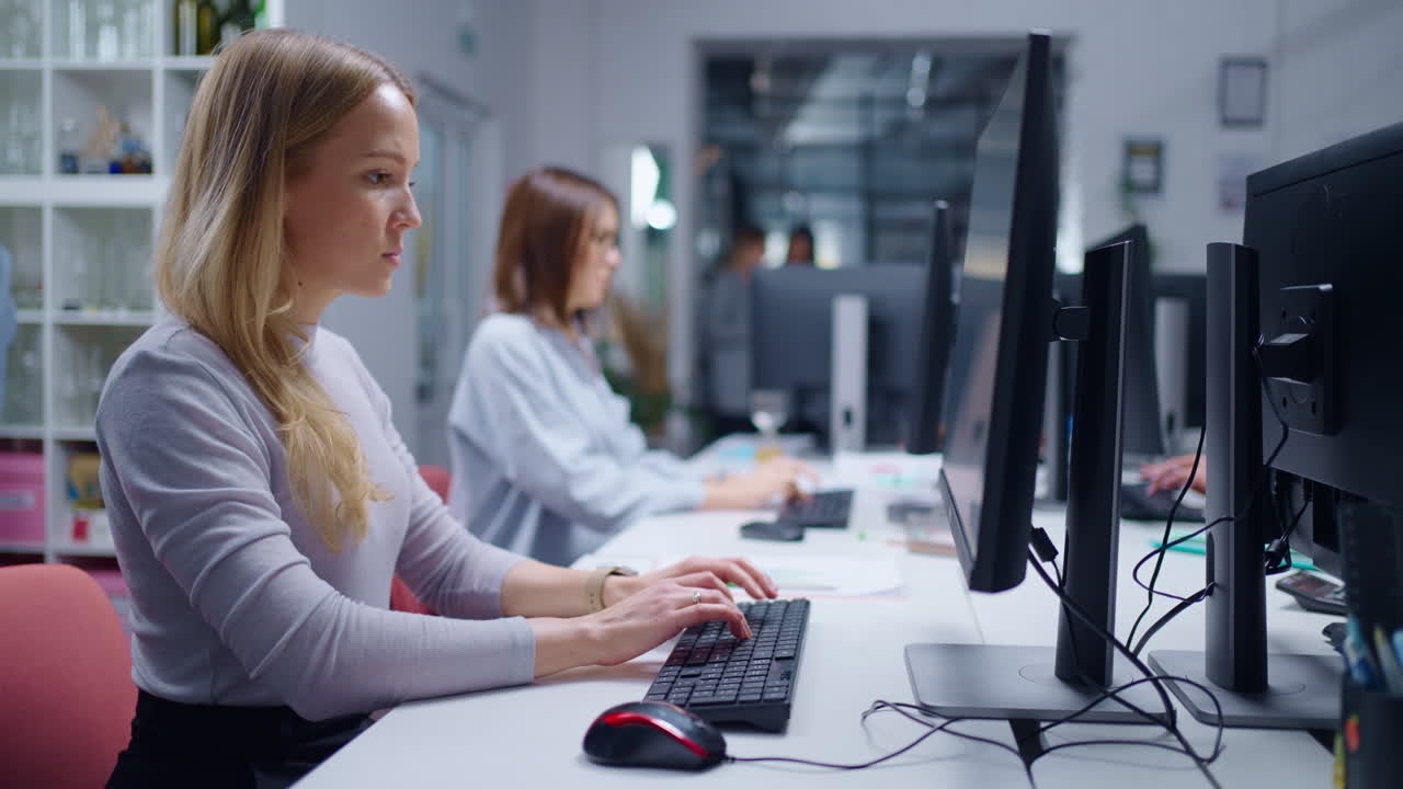 una mujer de negocios trabajando en un escritorio en una oficina