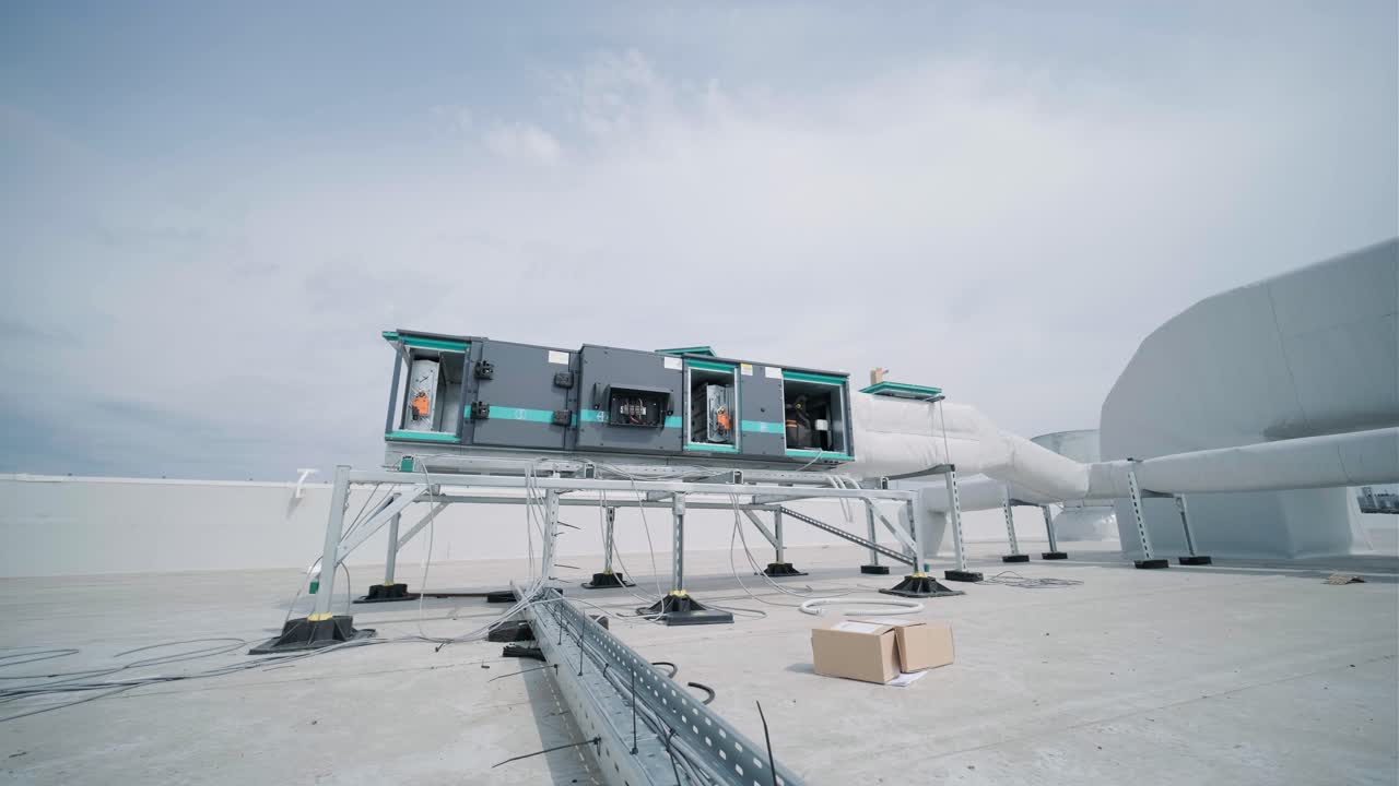 система кондиционирования воздуха и вентиляции крупного промышленного объекта расположена на крыше. она включает в себя кондиционер, выхлопный газ и вентилацию.