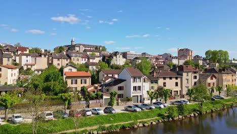 Drone-Volando-Sobre-El-Río-Vienne-Con-Maison-Diocésaine-O-Casa-Diocesana-Al-Fondo,-Limoges-En-Francia