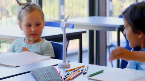 schulkinder lernen am schreibtisch im klassenzimmer in der schule 4k