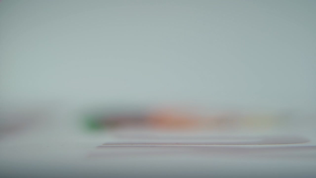 색 베이스볼을 굴리는 영화 상업용 매크로, 빨간 에 클로즈업, 야구 롤, 전문 스튜디오 조명, 부드러운 느린 움직임, 120fps 클로스업.