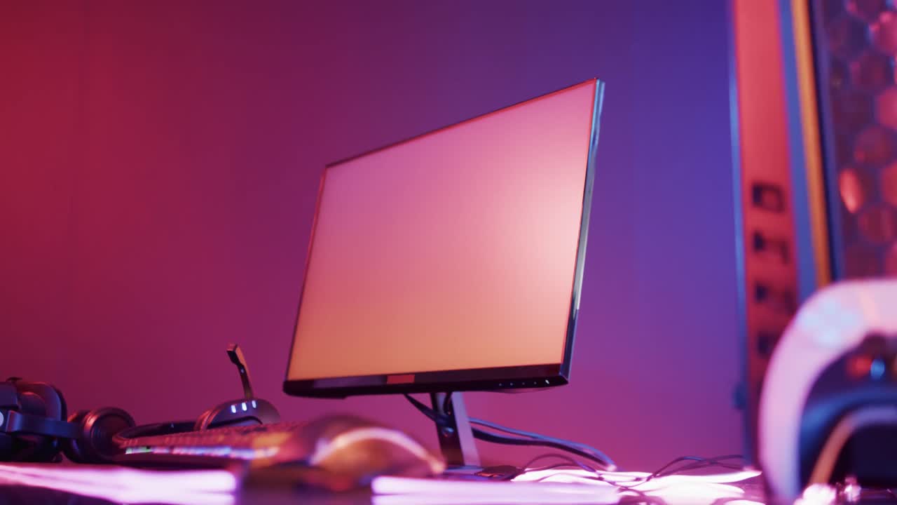 video de equipos de computadora y juegos en un escritorio con espacio de copia en un fondo de neón