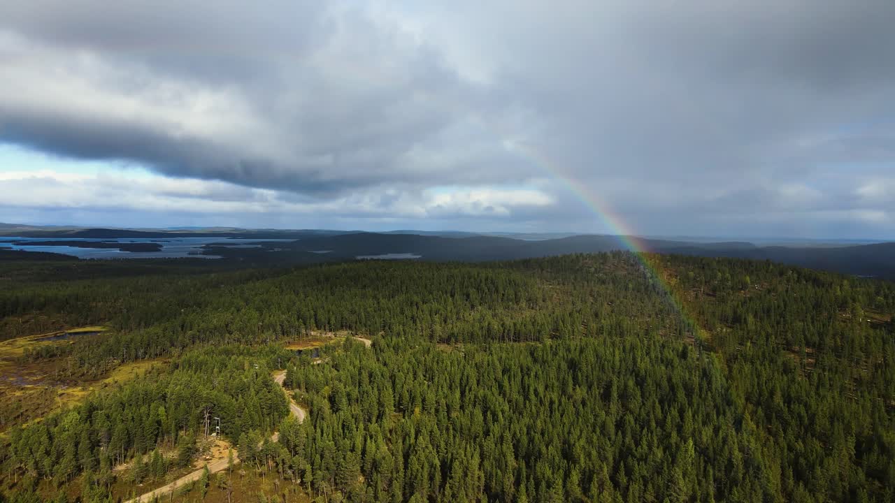 arcoíris sobre un bosque de pinos en inari, en el norte de finlandia