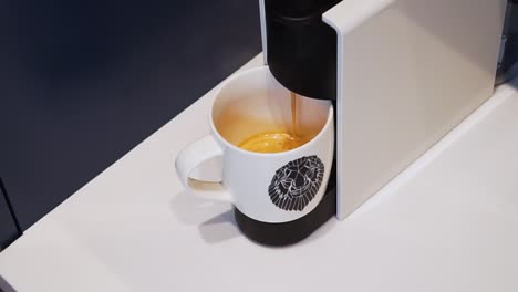 primer plano haciendo café con una cápsula en una máquina nespresso automatizada