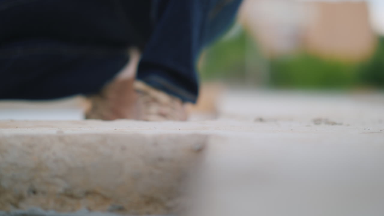 un ingeniero comprueba la precisión de la construcción con la ayuda de un nivel de burbuja en el marco solo con las manos