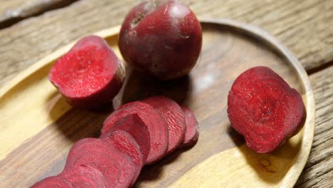 Sliced-beetroot-arranged-on-wooden-tray-4k