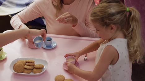 Madre-E-Hijas-Jugando-Juntas-Al-Comedor