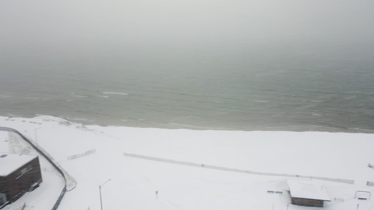 панорамирование на покрытую снегом воду