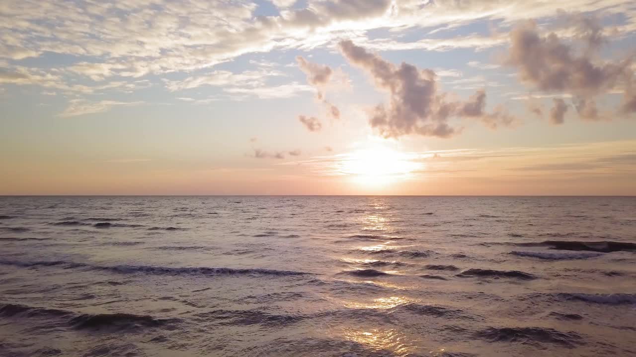 화창한 저녁, 일몰, 황금시간, 백사장이 있는 해변, 해안 침식, 기후 변화, 광각 드론 샷이 앞으로 나아가는 발트해 연안의 아름다운 공중 전망