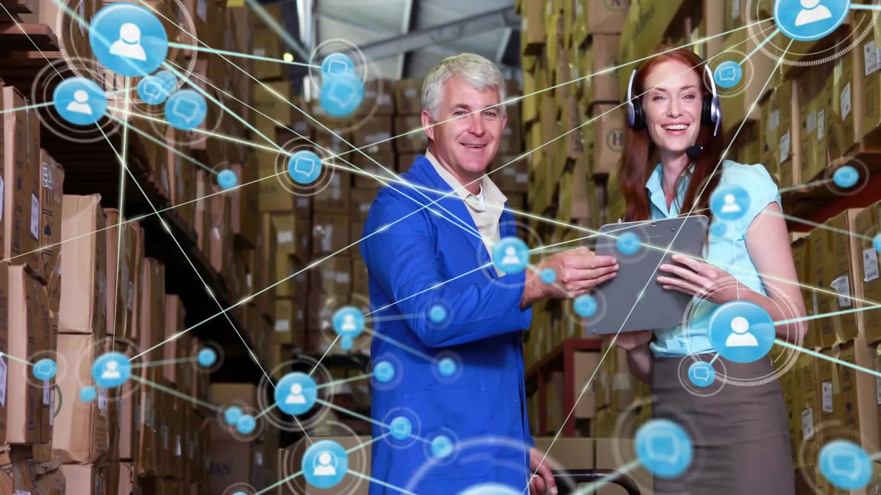 Discutendo di logistica, lavoratori del magazzino con un'animazione di rete connessa sopra di loro.