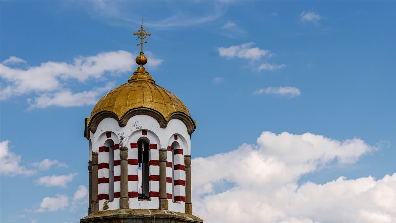 крупный план золотого купола колокольни восточной православной церкви в болгарии, таймлапс облаков