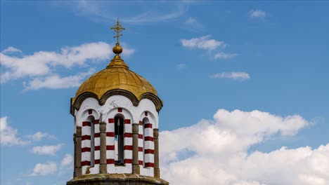 Cerca-Del-Campanario-De-La-Iglesia-Ortodoxa-Oriental-Con-Cúpula-Dorada-Bulgaria,-Nubes-De-Lapso-De-Tiempo