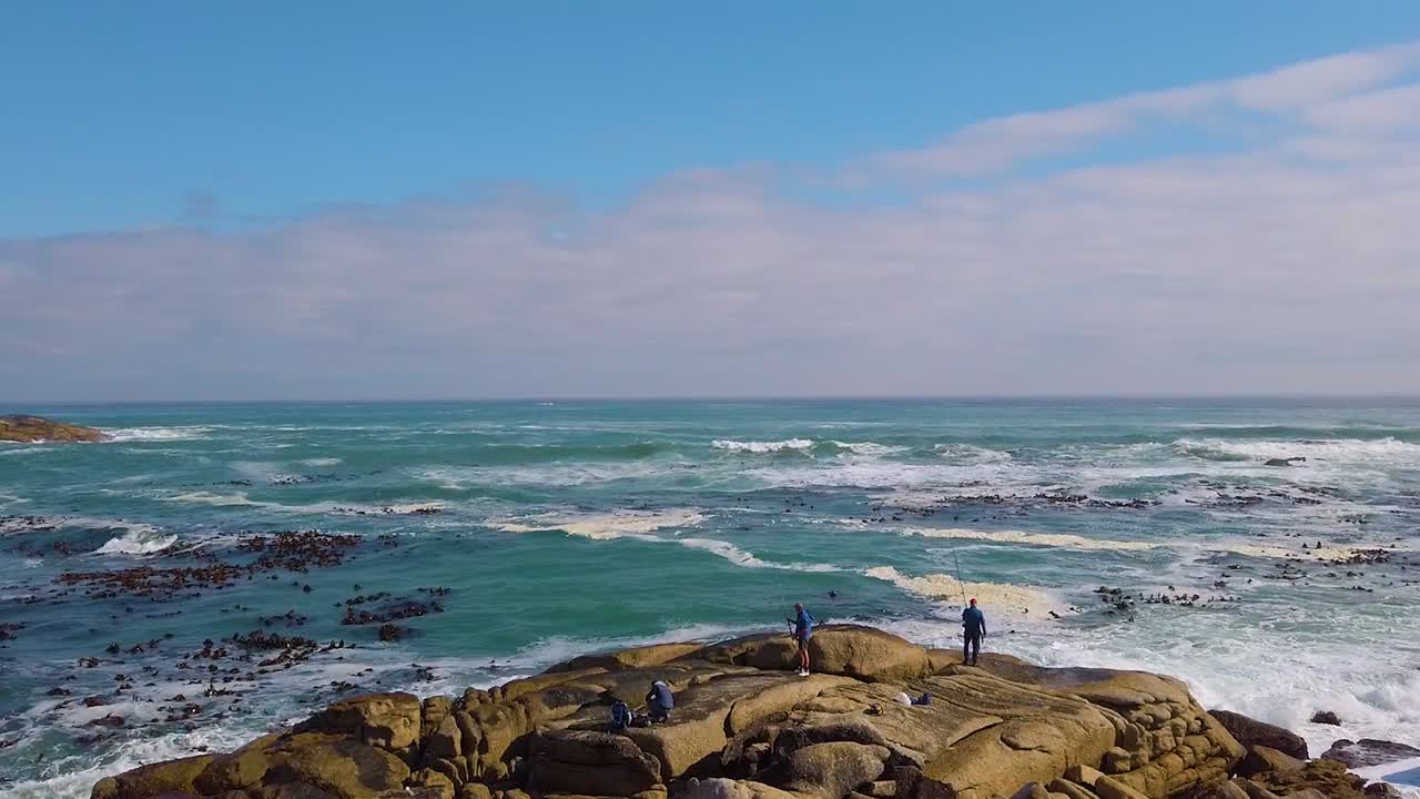 대서양이 내려다보이는 바위 위의 어부들