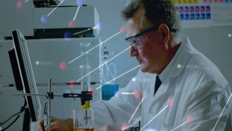 animación de adn y procesamiento de datos científicos sobre un científico caucásico en el laboratorio