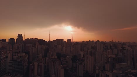 Sao-Paulo-Mit-Drohne-Bei-Sonnenuntergang