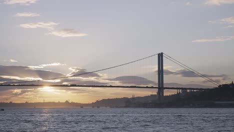 puesta de sol sobre el bósforo y el puente fatih sultan mehmet