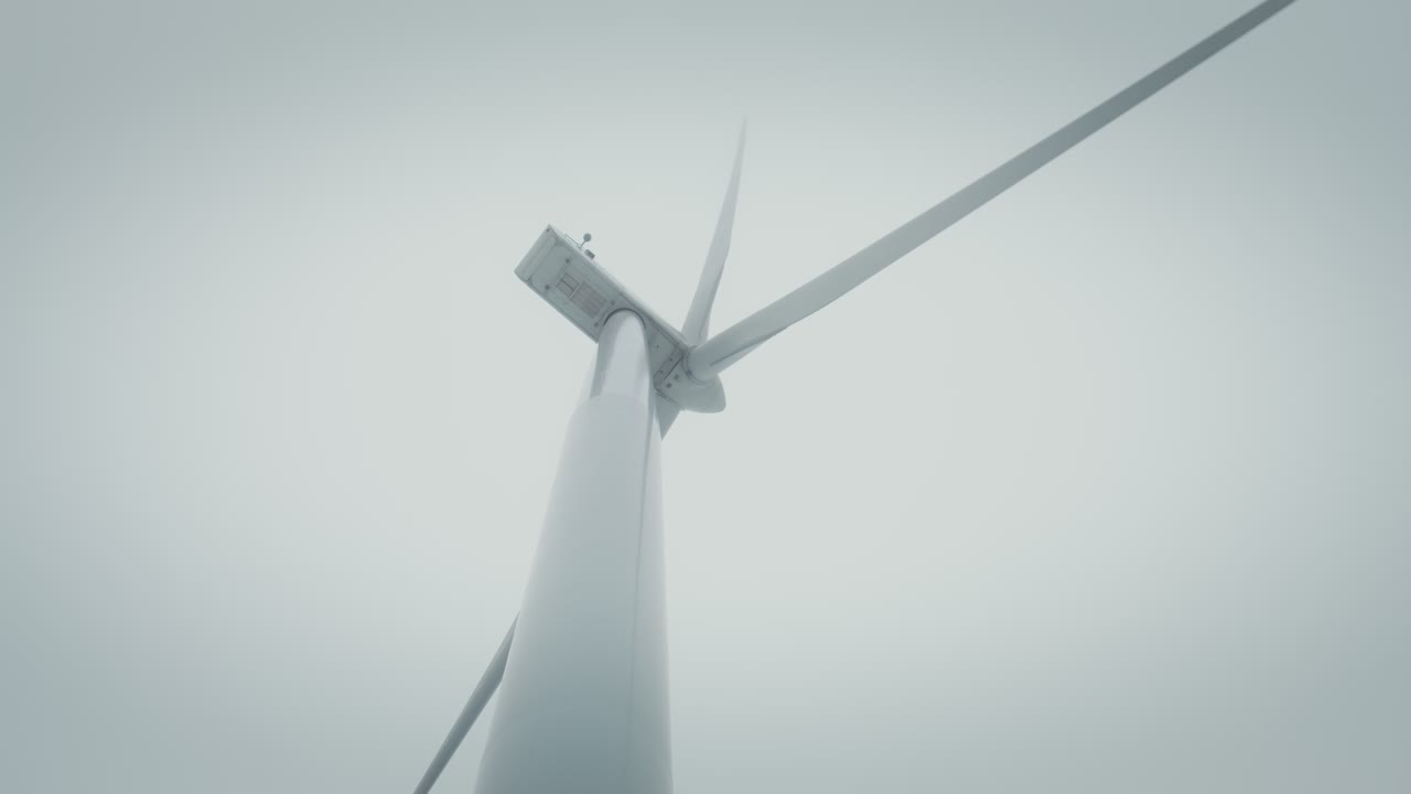 안개 상태의 풍력 터빈