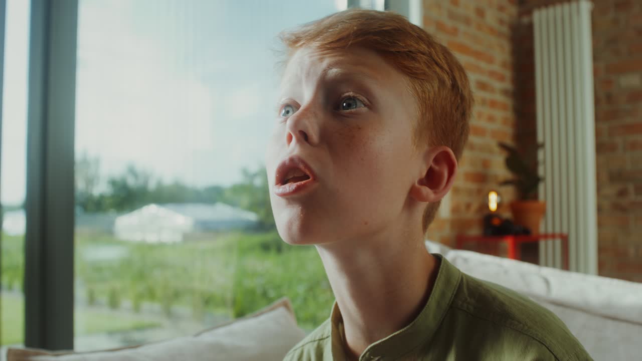 간식을 먹는 소년