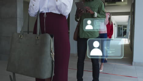 animación de iconos y procesamiento de datos sobre diversas personas de negocios de pie en fila con máscaras faciales.